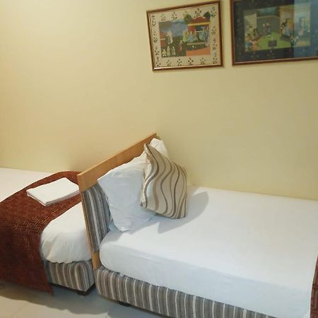 Bentley Hotel Marine Drive Mumbai Ngoại thất bức ảnh