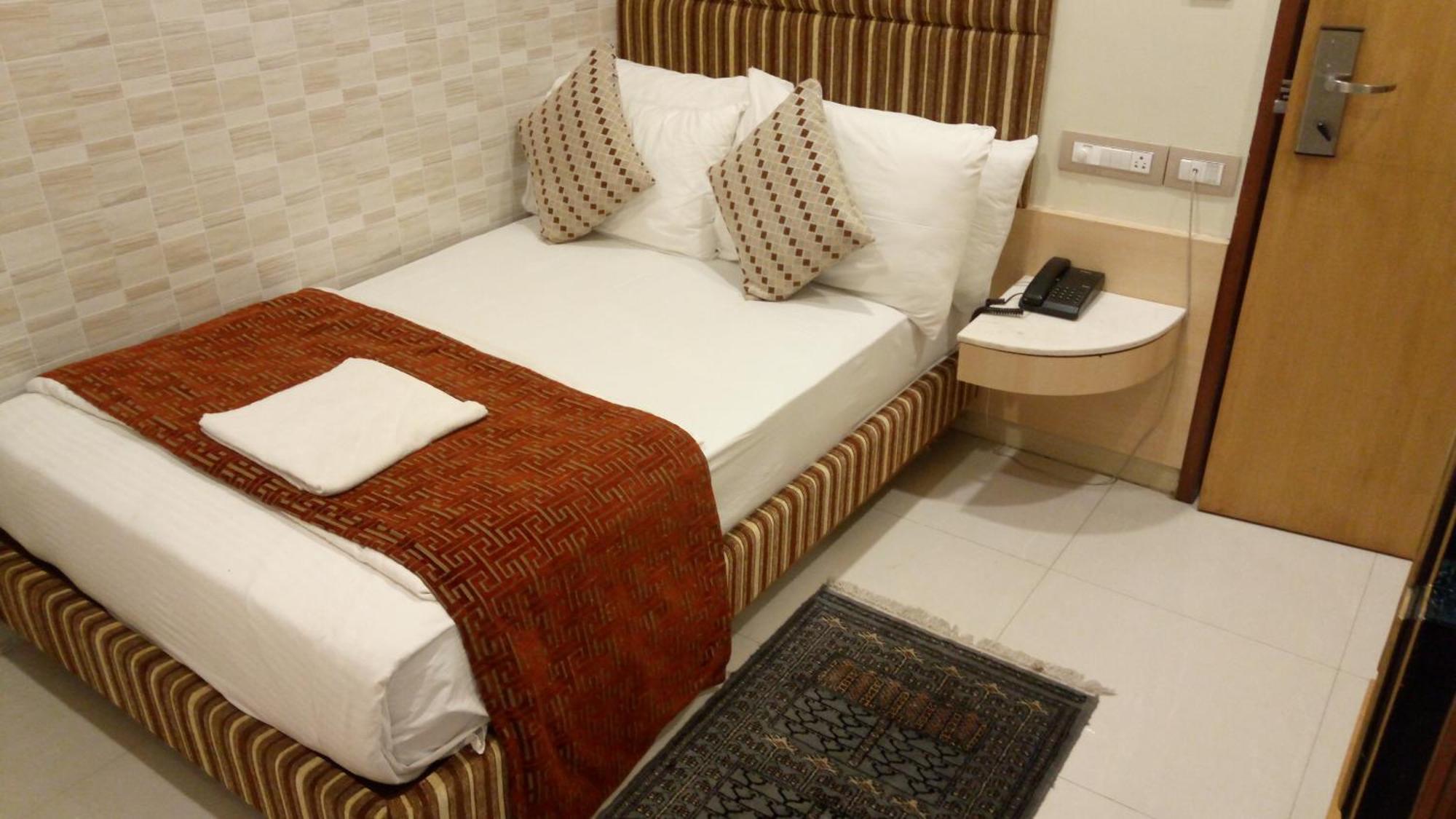 Bentley Hotel Marine Drive Mumbai Ngoại thất bức ảnh